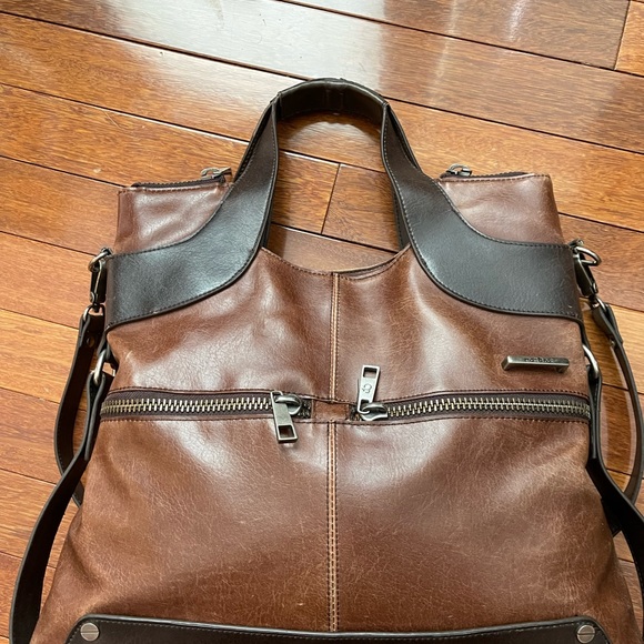 Matt and Nat - Very nice bag. Holds a lot! Some wear to the handles. - Picture 10 of 12